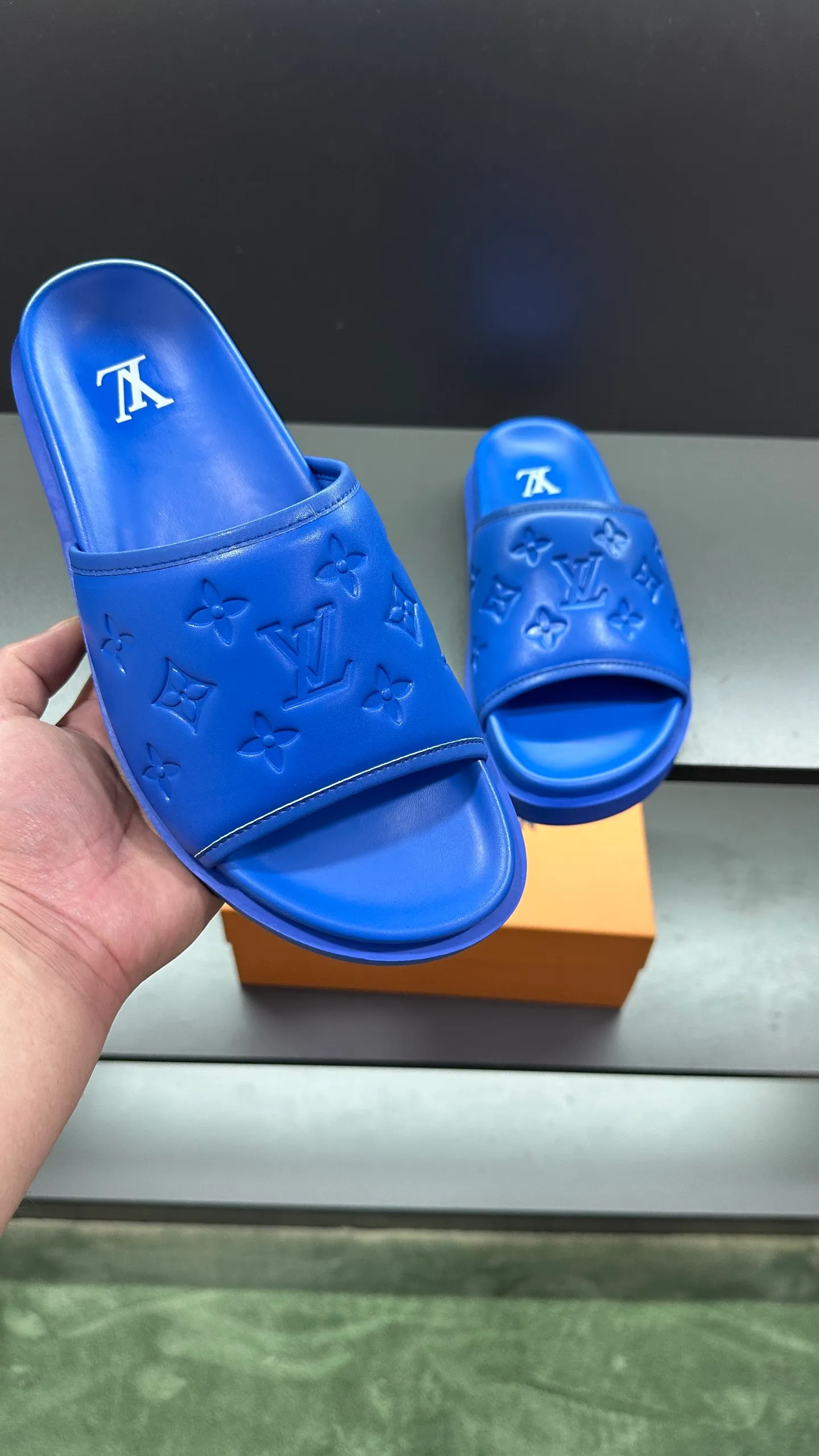 [L Home] P: 300💰Size: 38-45 Top purchasing lv men's summer slippers, classic presbyopia with soft real leather lining, unique color splicing effect, distinctive personality, fashionable and trendy essential style, light and comfortable. Lightweight and tough rubber insole, micro ridged foam outsole, super comfortable!